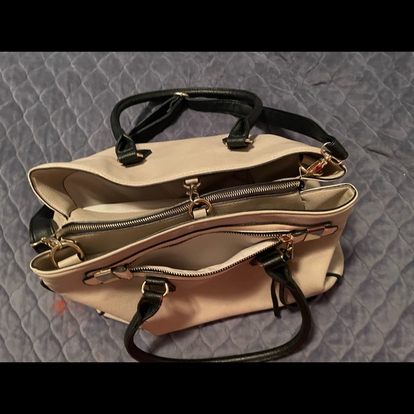 Aldo 2 tone cream and black handbag with shoulder strap. - Picture 10 of 16